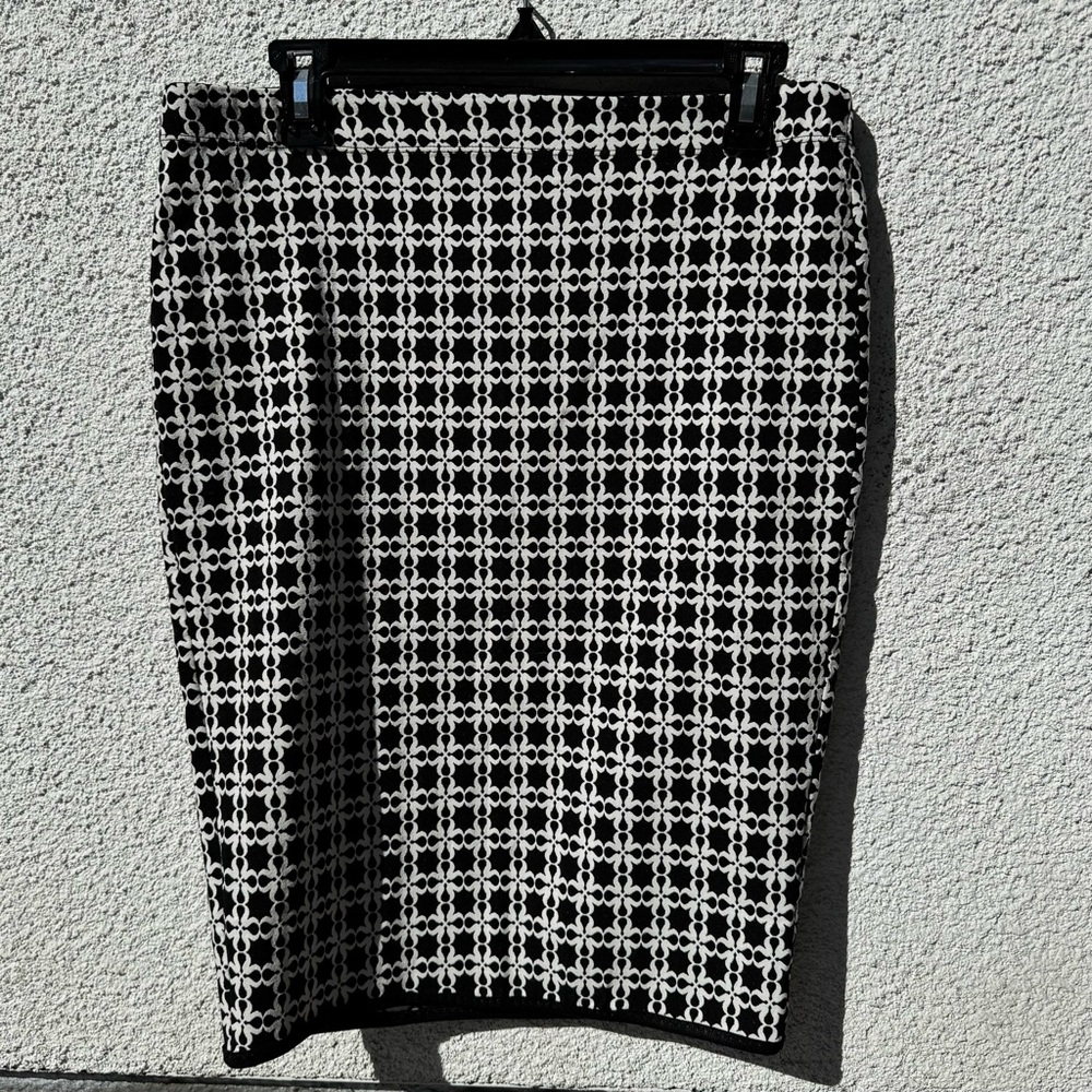 Max Studio Women's Black‎ and White Midi Skirt M